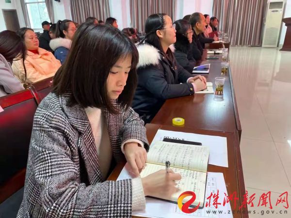   市直机关选调生、天元区万丰社区新任副书记李珂欣正在认真学习。