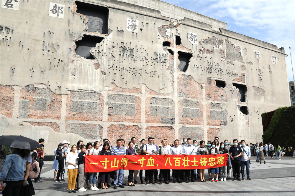 游客和市民在四行倉庫抗戰(zhàn)紀念地獻花_副本.jpg